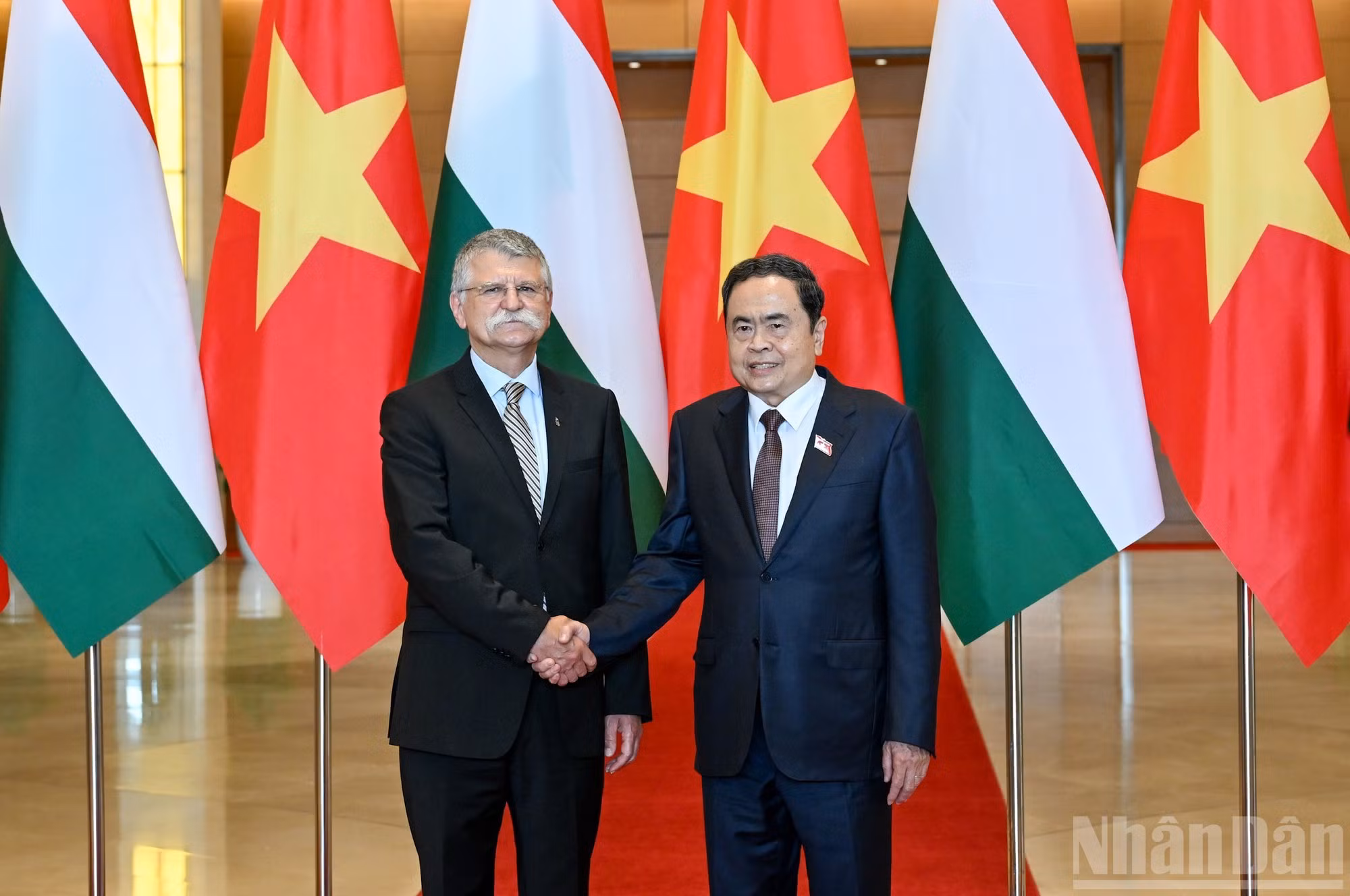 国会主席陈青敏与匈牙利国会主席格维尔·拉斯洛握手合影。