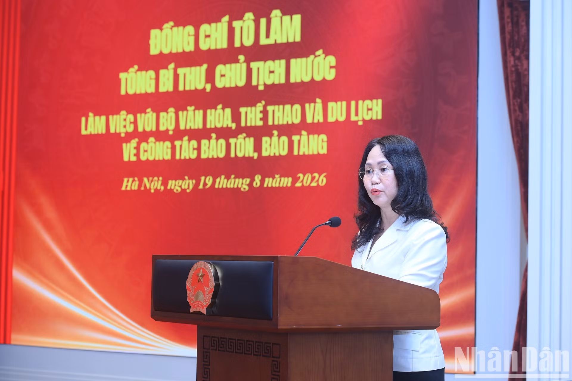 越南文化体育及旅游部部长林氏芳青在会上作出工作报告。