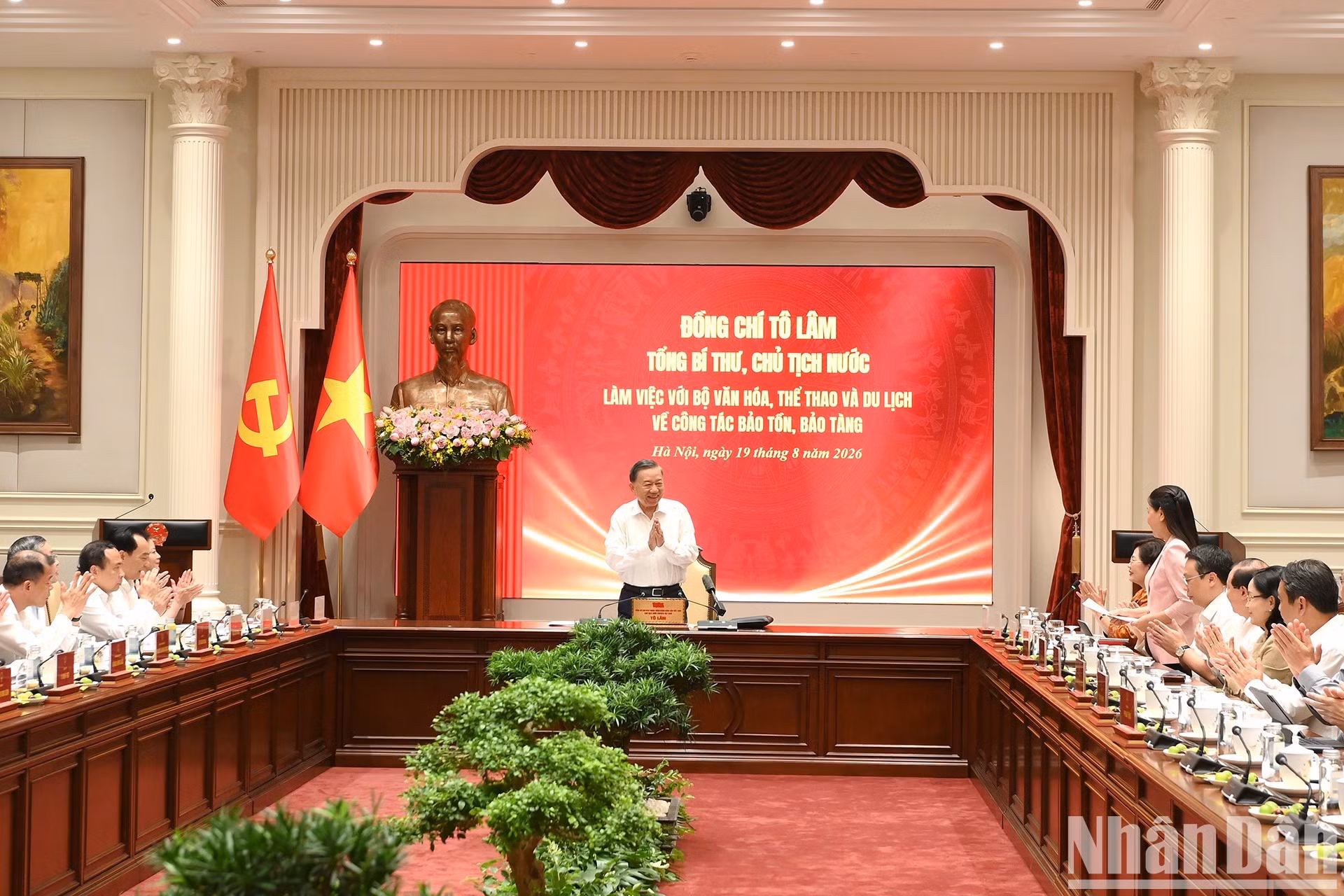越共中央总书记、国家主席苏林就文物保护与博物馆工作同文化体育及旅游部举行工作会议。