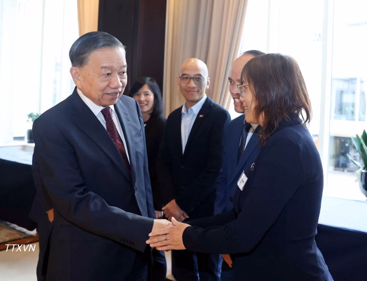 越共中央总书记、国家主席苏林会见在比利时和卢森堡的越南专家和知识分子代表。（图片来源：越通社）