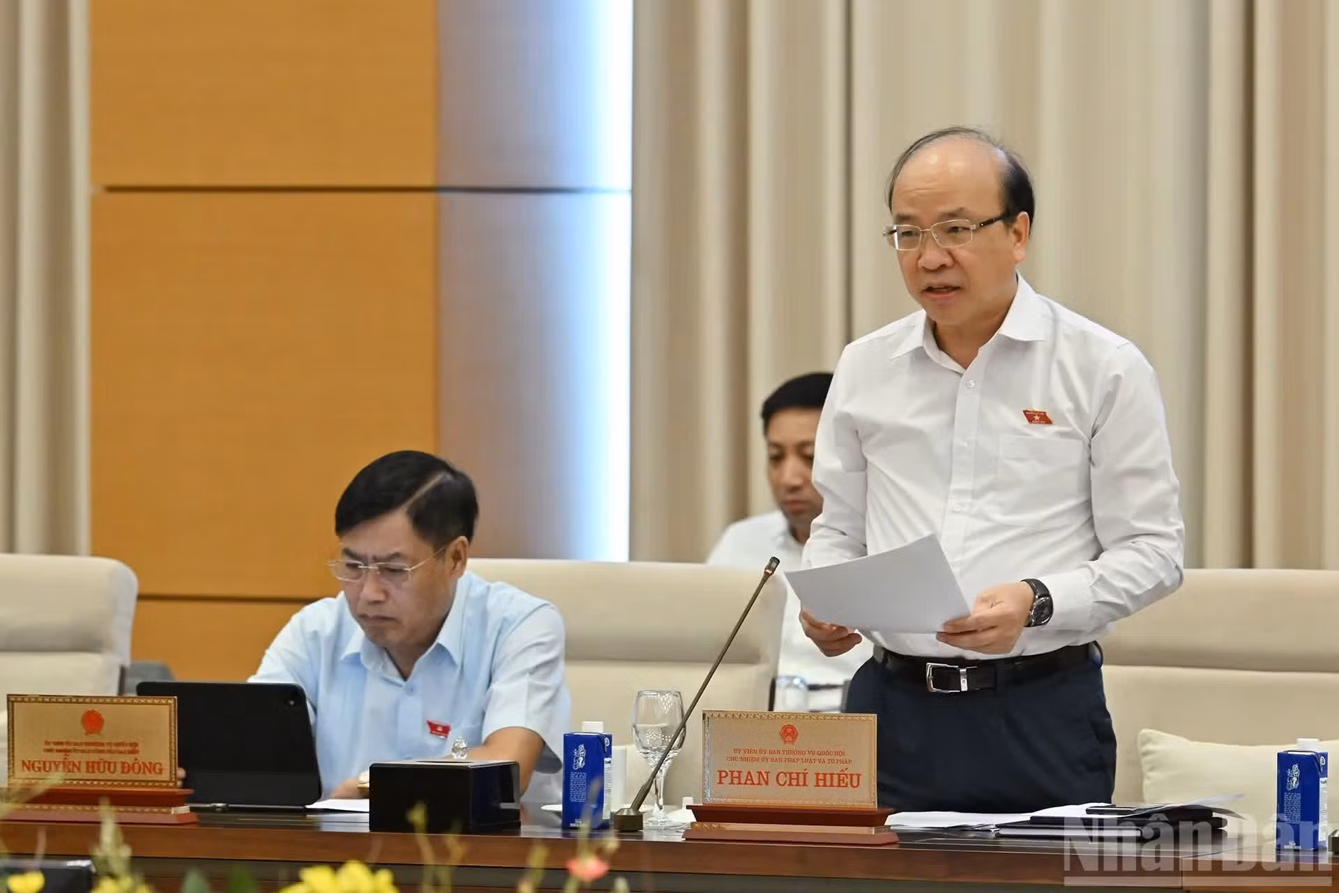 国会法律与司法委员会主任潘志孝在会上发表讲话。