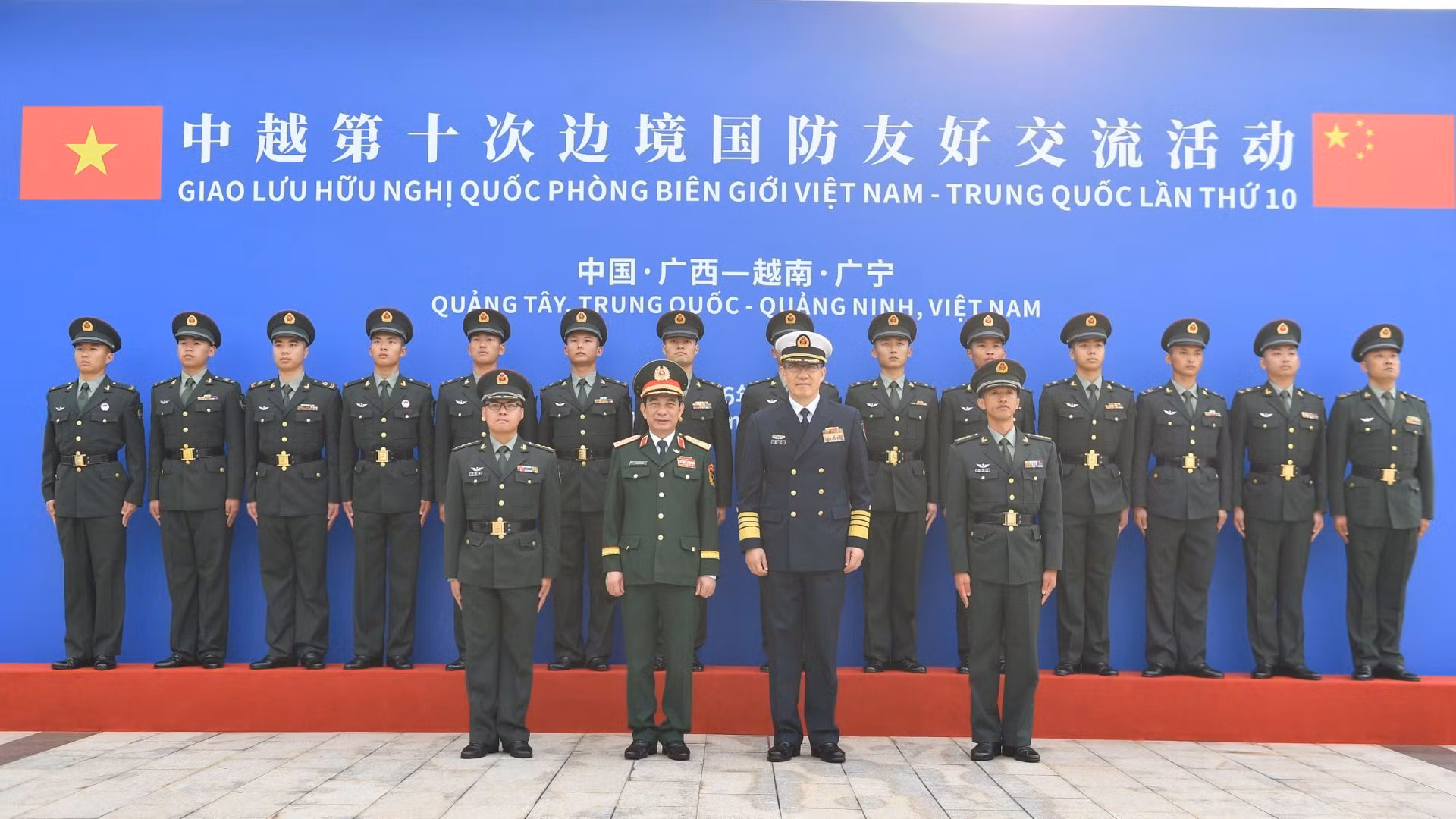 潘文江大将与董军上将在东兴边防大队合影。