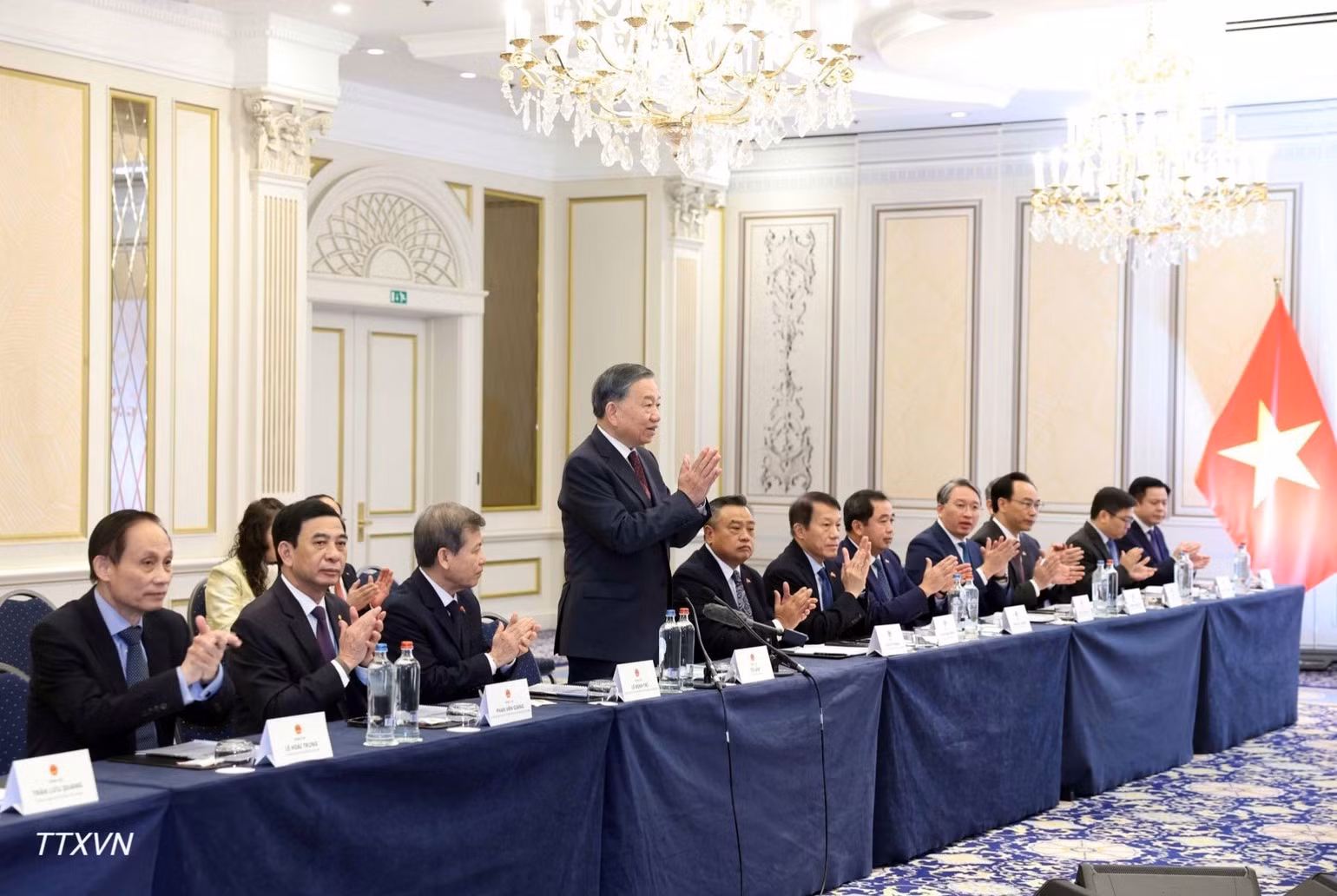 越共中央总书记、国家主席苏林及越南高级代表团会见在比利时和卢森堡的越南专家和知识分子代表。（图片来源：越通社）