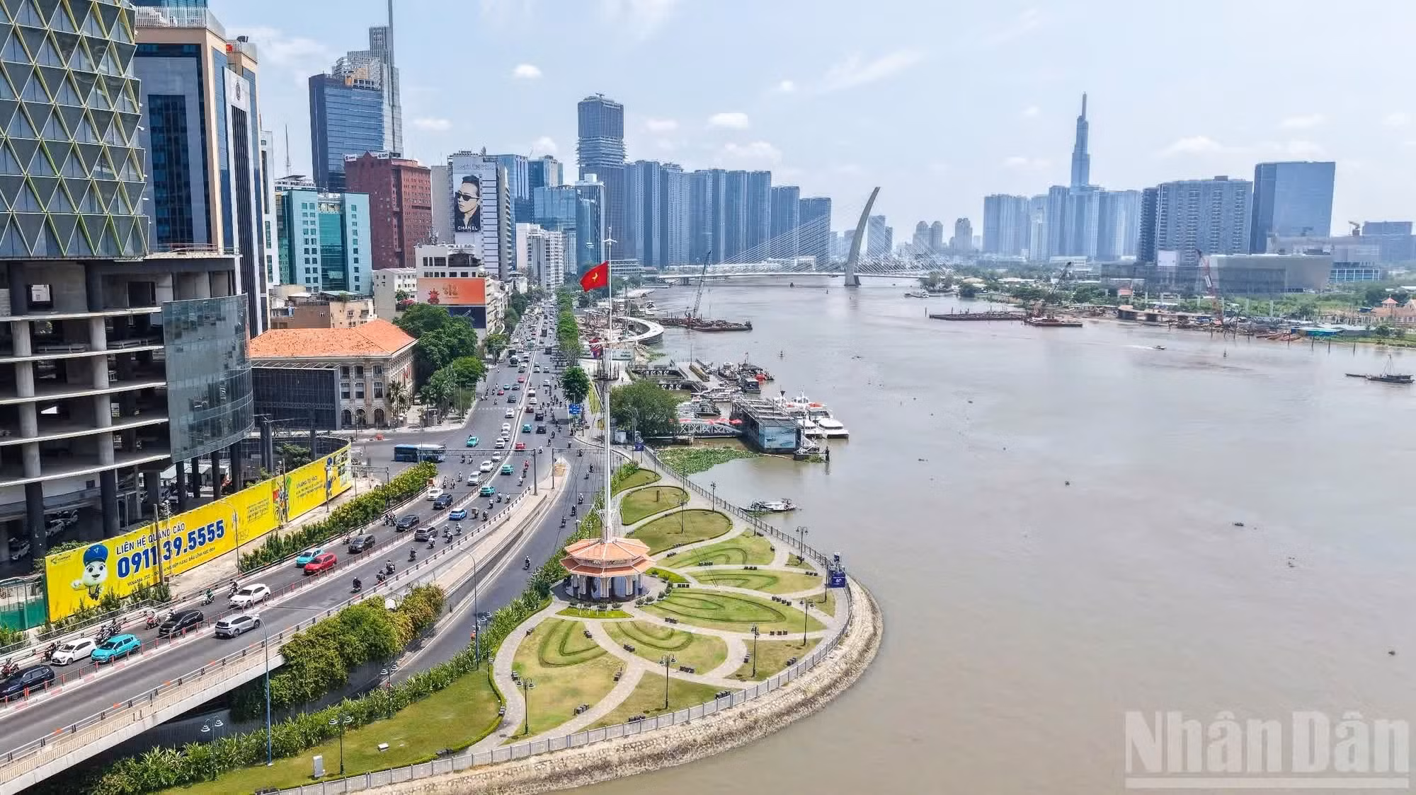 在胡志明市的大街小巷，金星红旗随处高高飘扬，营造出庄重而喜庆的节日氛围。
