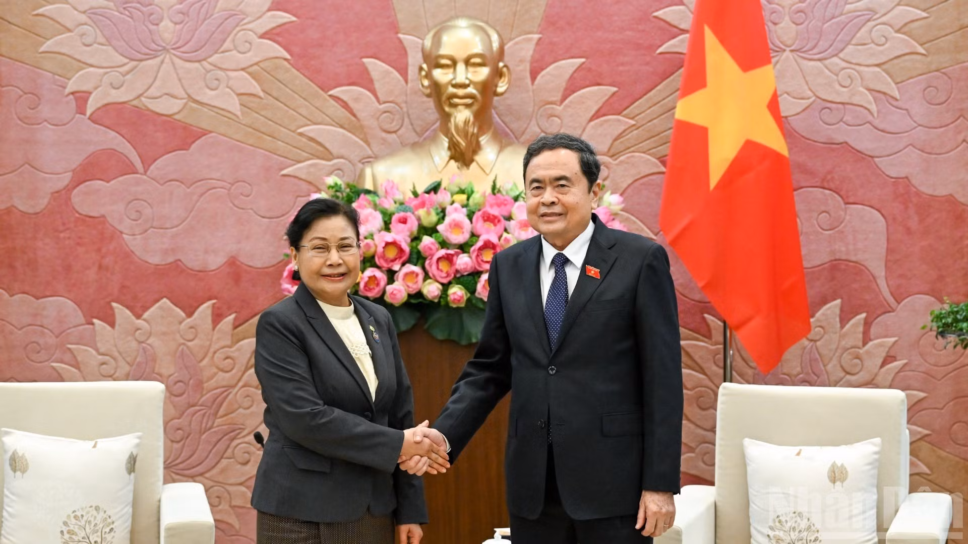 国会主席陈青敏与老挝最高人民法院院长万通亲切握手合影。
