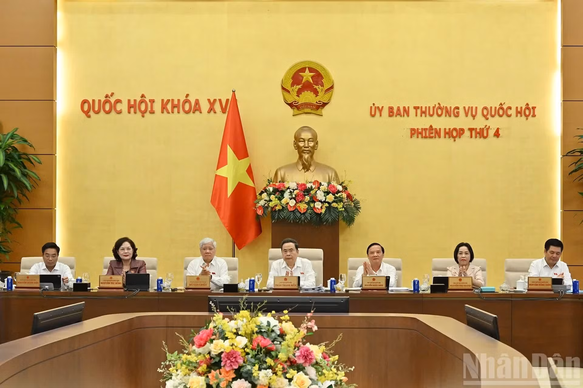 国会主席陈青敏和各位国会副主席主持并协调会议进程。