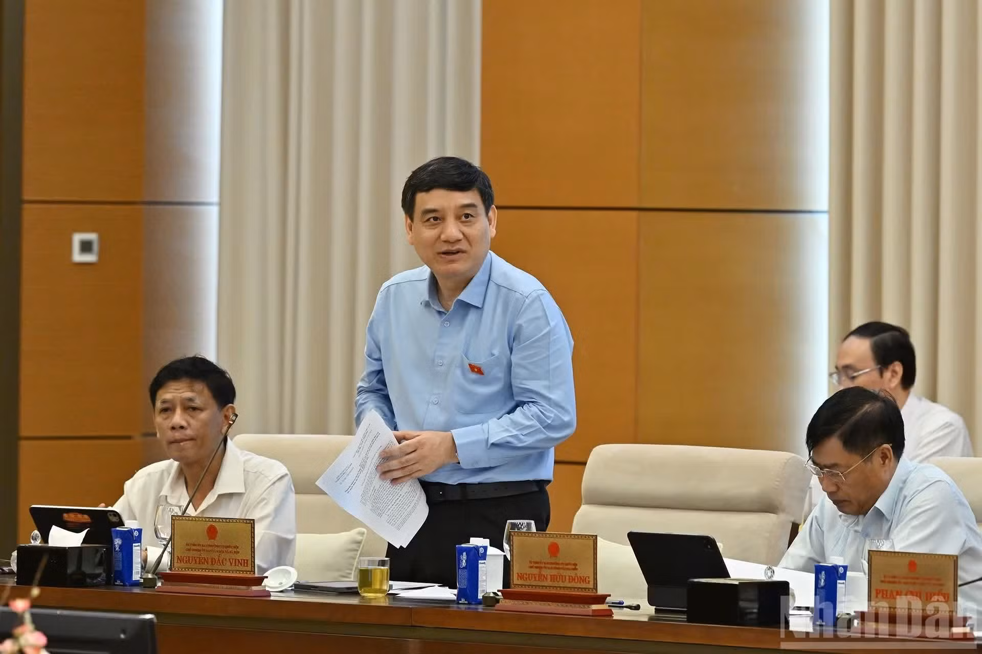 国会社会与文化委员会主任阮得荣在会上发表讲话。