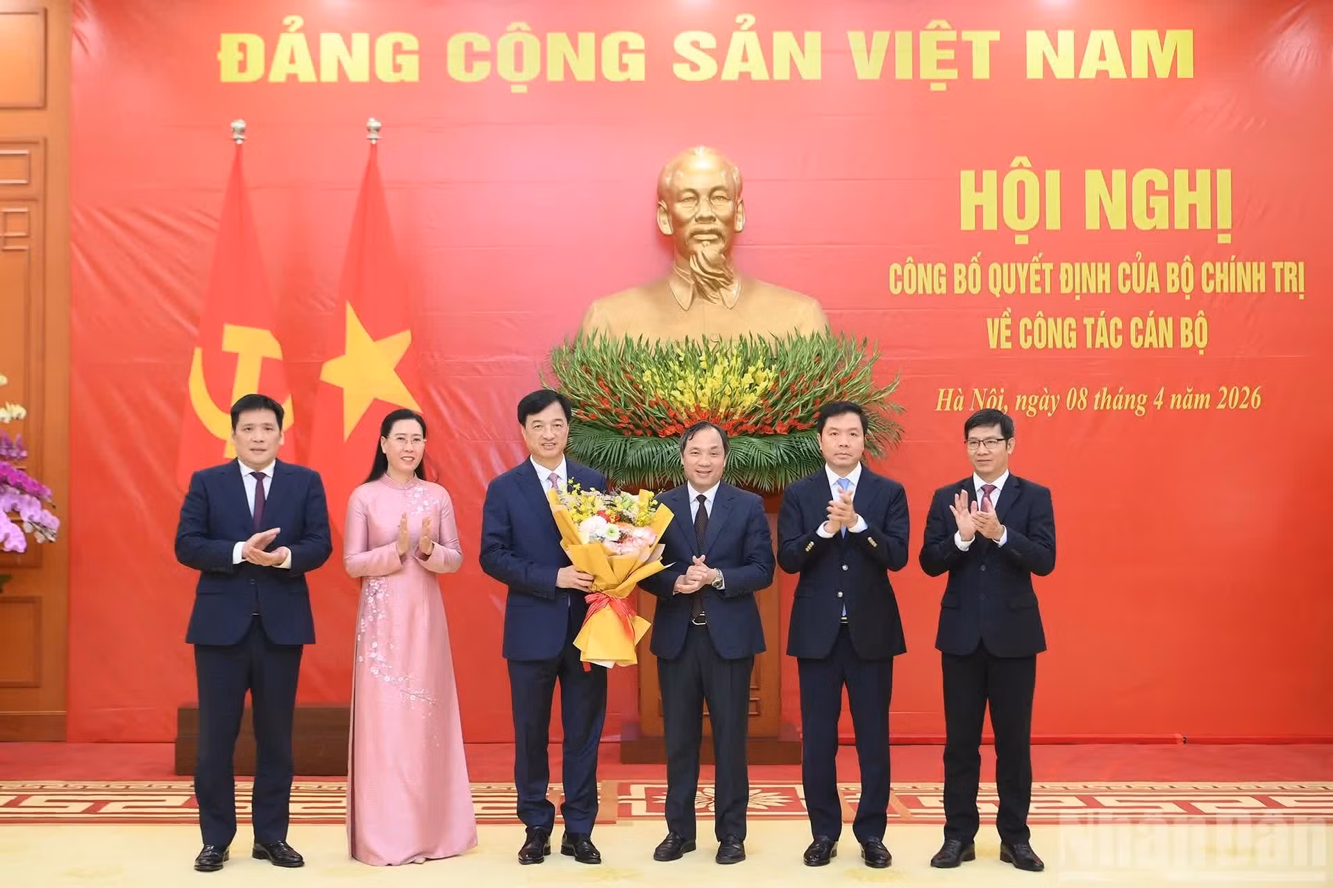 中央组织部领导人祝贺阮维玉同志。