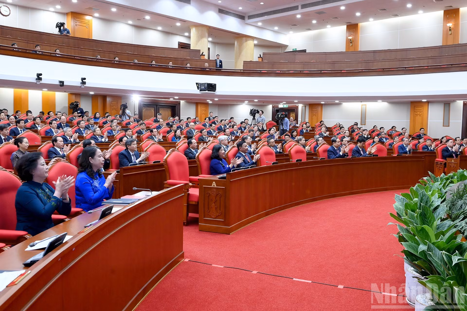 各位党和国家领导人以及各位代表出席越南共产党第十四届中央委员会第四次全体会议闭幕会。