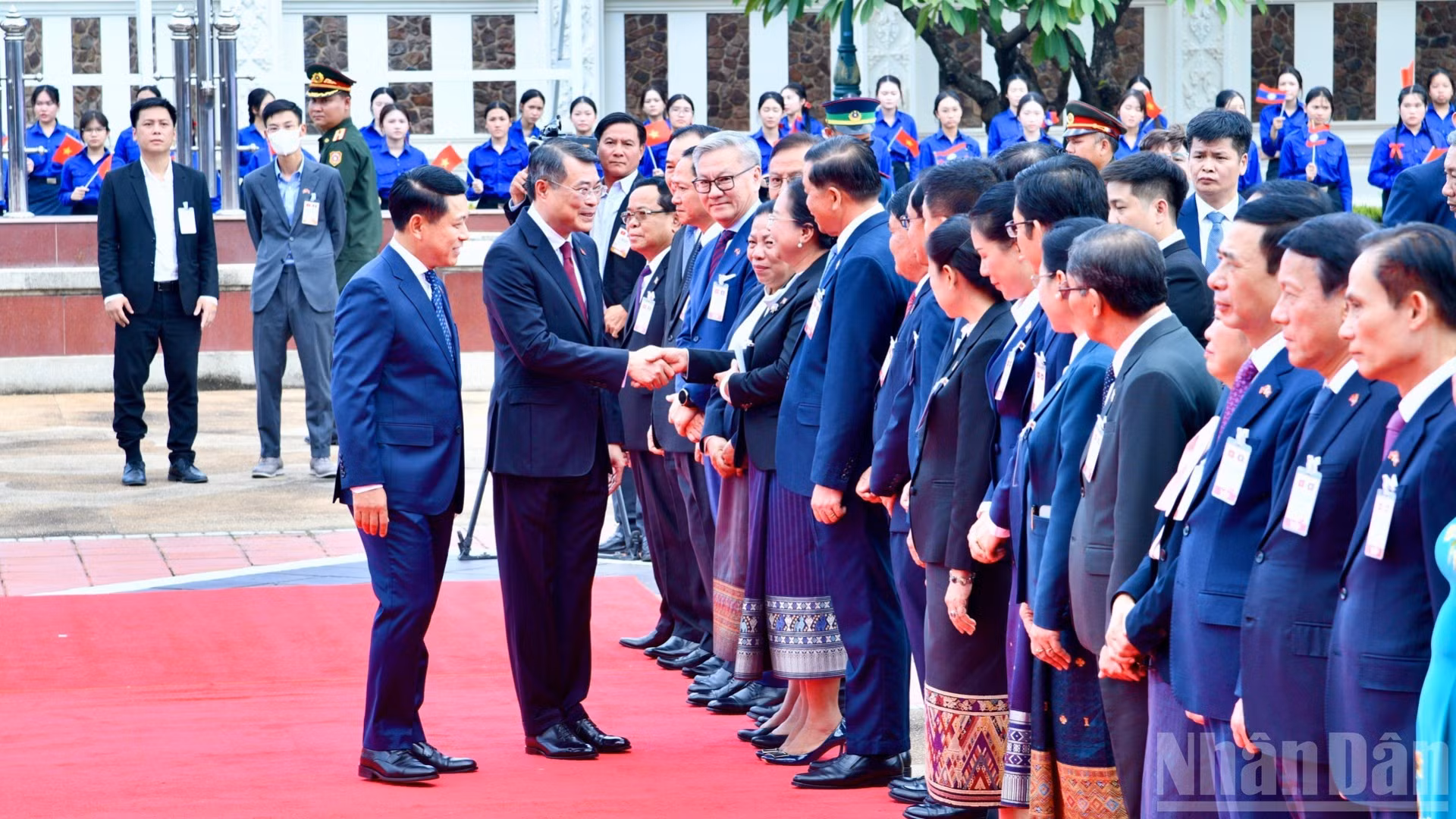 老挝政府总理沙伦赛·贡玛西向政府总理黎明兴介绍出席欢迎仪式的老方代表。
