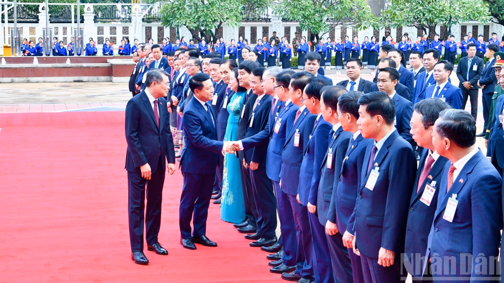 越南政府总理黎明兴向老挝政府总理沙伦赛·贡玛西介绍出席欢迎仪式的越方代表。