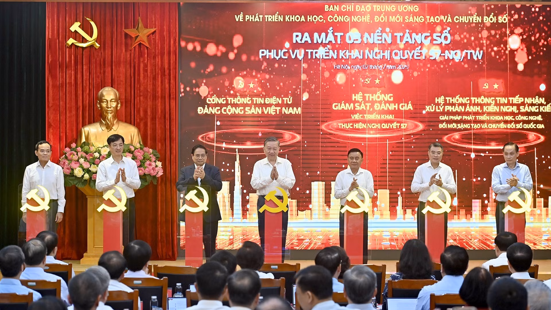 越共中央总书记苏林、政府总理范明正以及党和国家领导人出席服务于第57-NQ/TW号决议落实的三大数字平台亮相仪式。