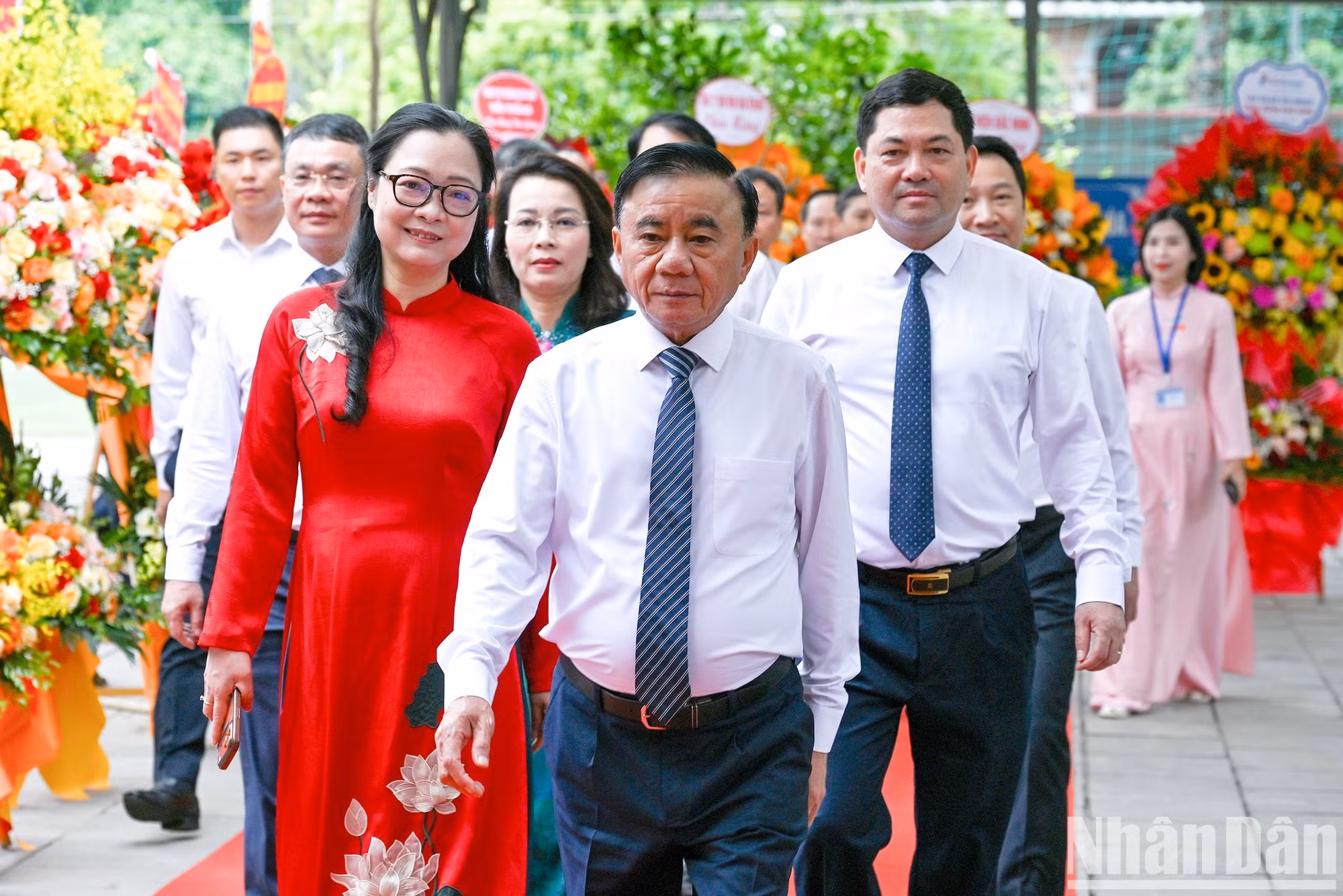 越共中央书记处常务书记陈锦秀和各位代表一同出席北宁省民族寄宿制高中新学年开学典礼。