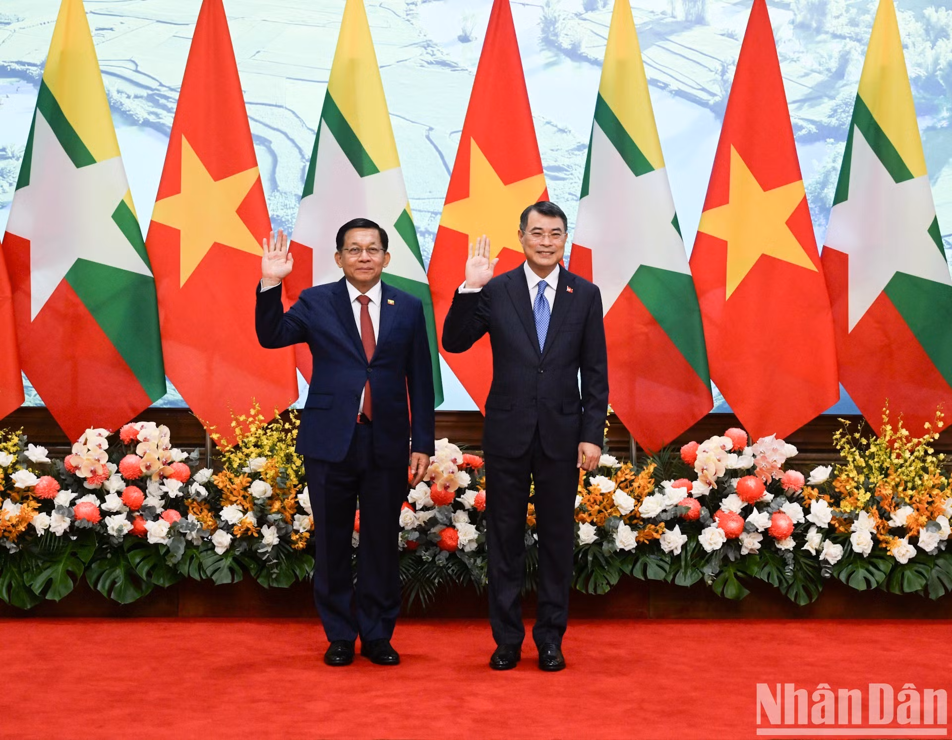 政府总理黎明兴与缅甸联邦共和国总统敏昂莱合影。