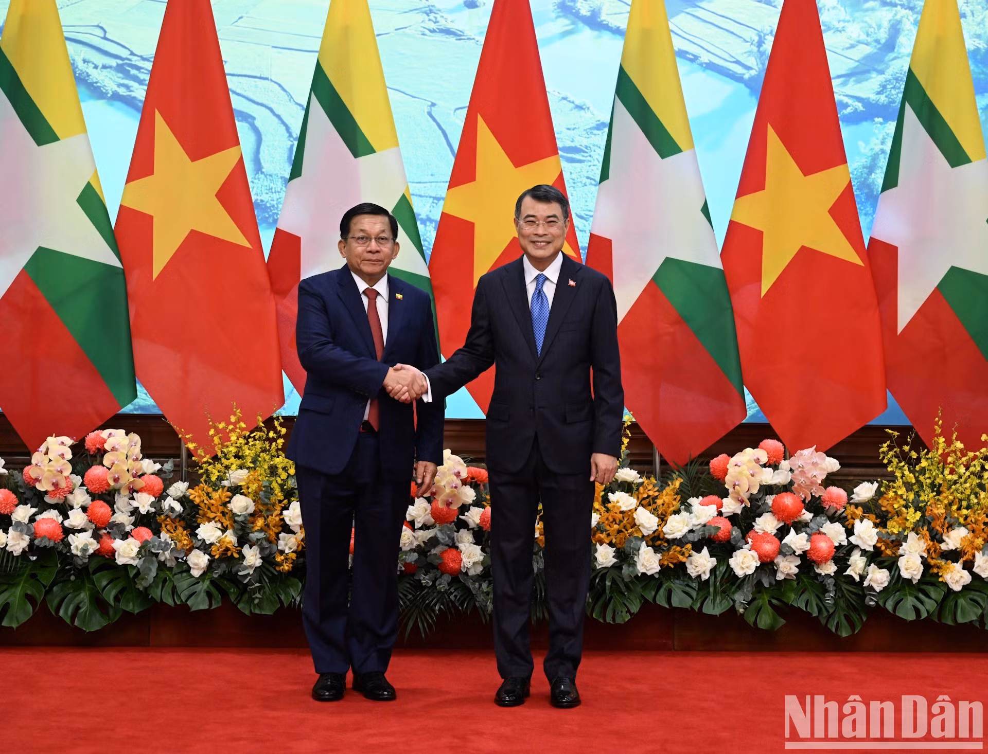 政府总理黎明兴与缅甸联邦共和国总统敏昂莱握手合影。