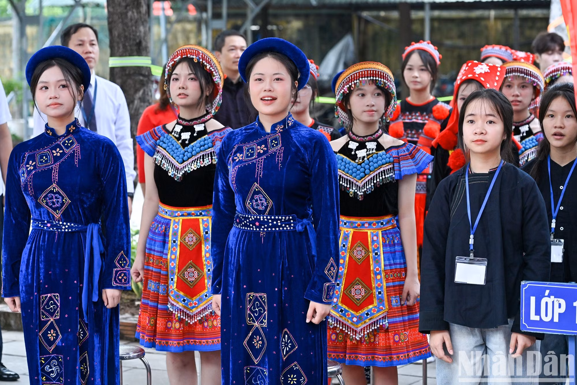 北宁省民族寄宿制高中学生们向国旗致敬。