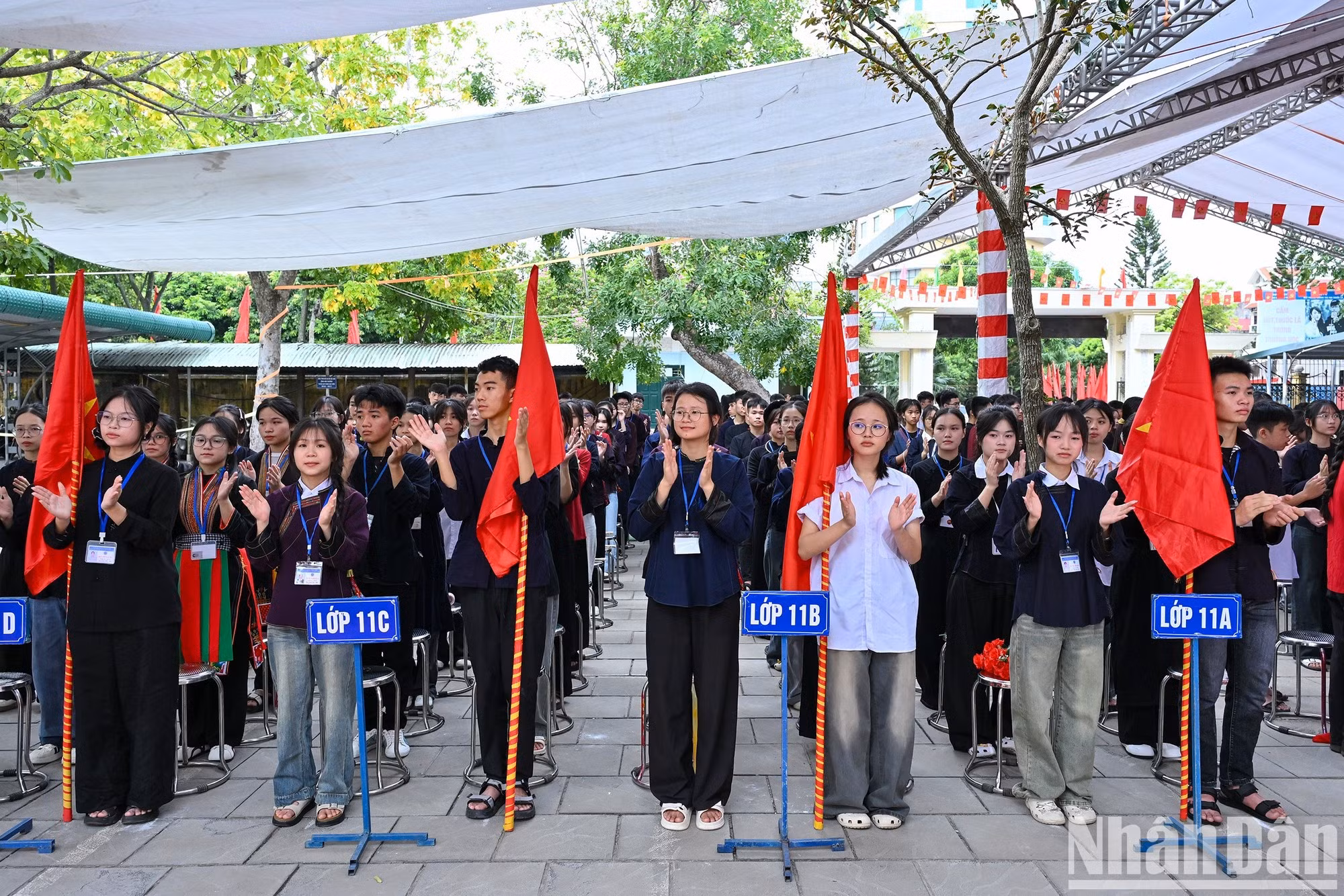 北宁省民族寄宿制高中学生们参加2026-2027年学年开学典礼。