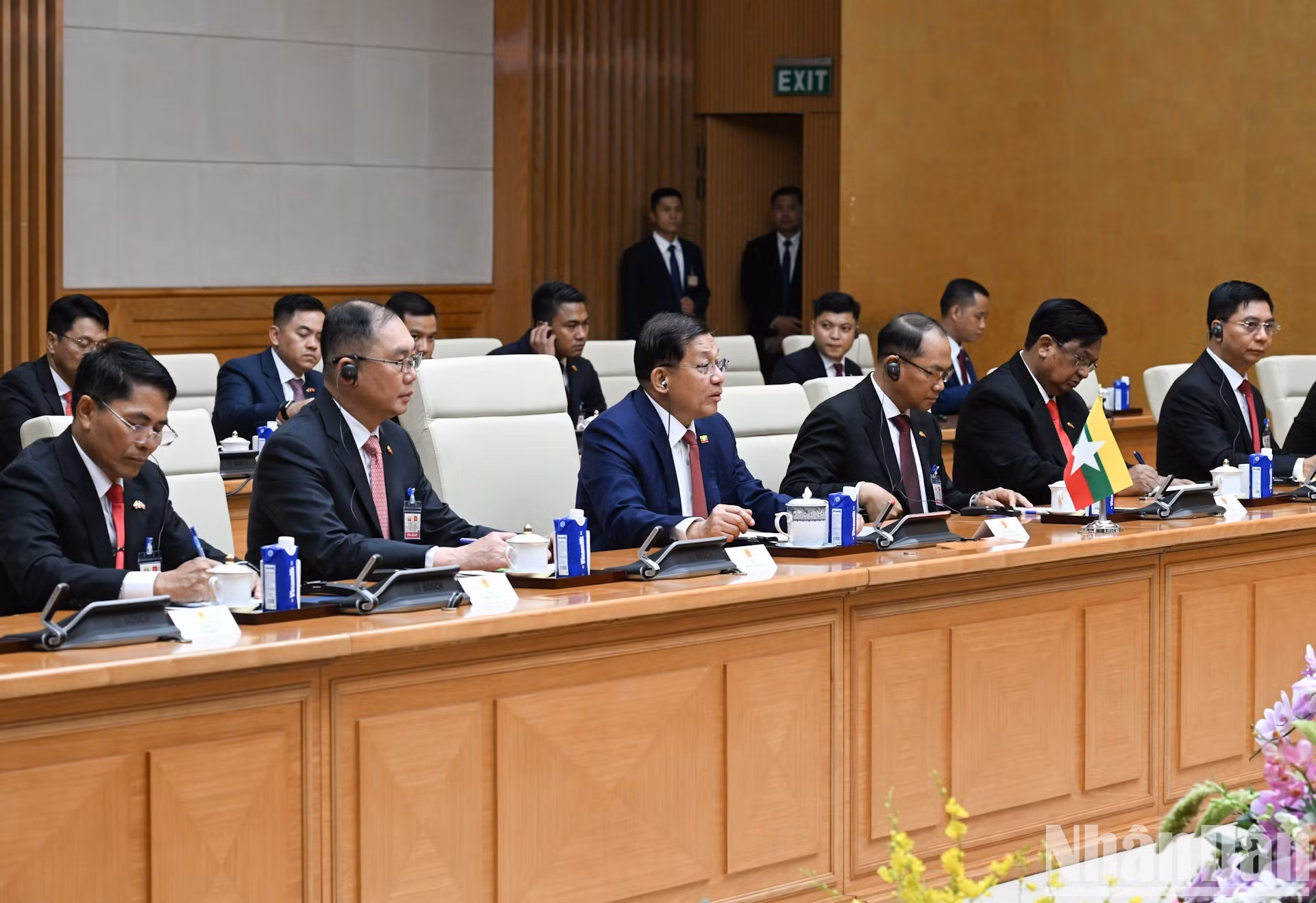 参加会见的缅甸联邦共和国总统敏昂莱和缅甸代表团成员。