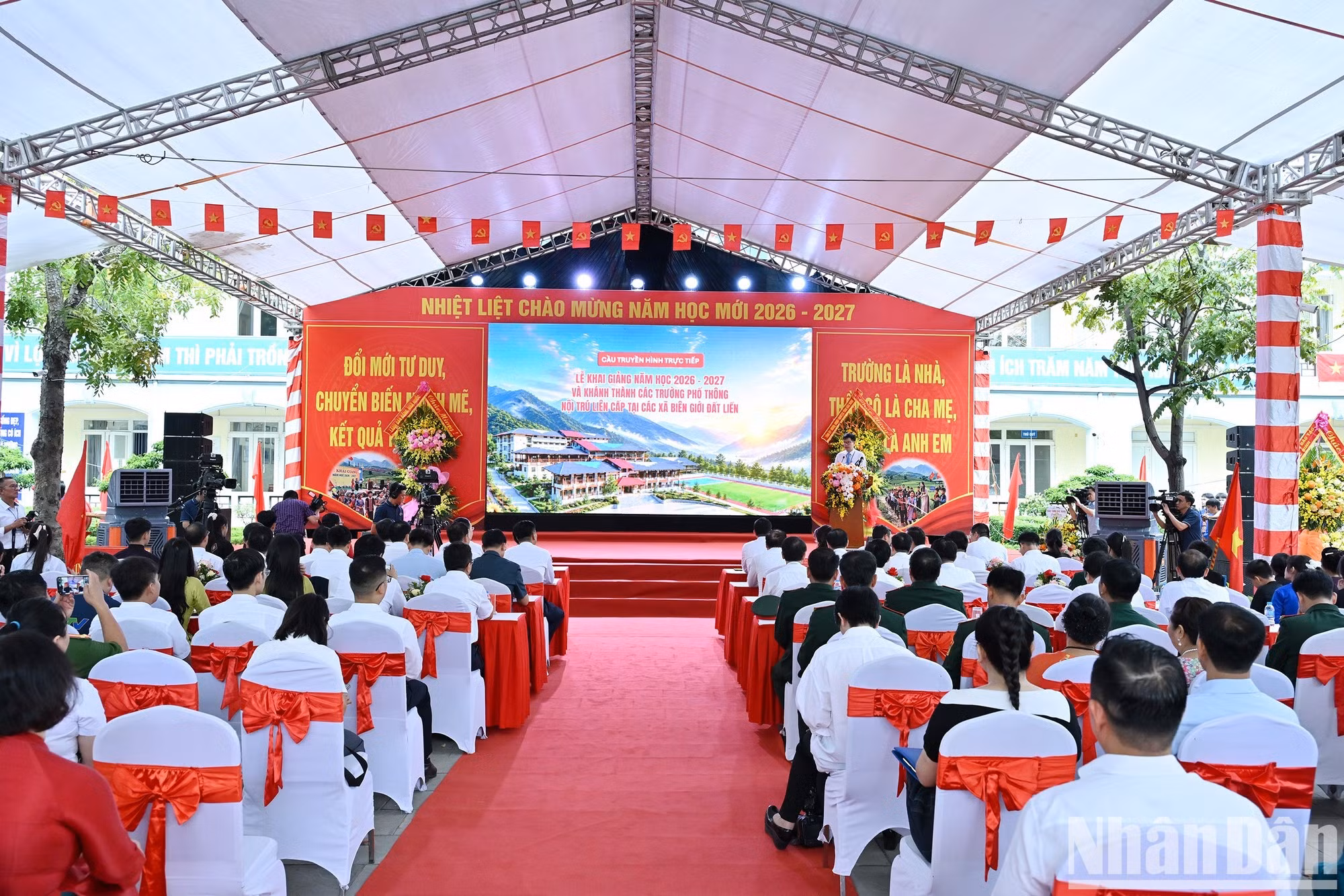 北宁省民族寄宿制高中新学年开学典礼全景。