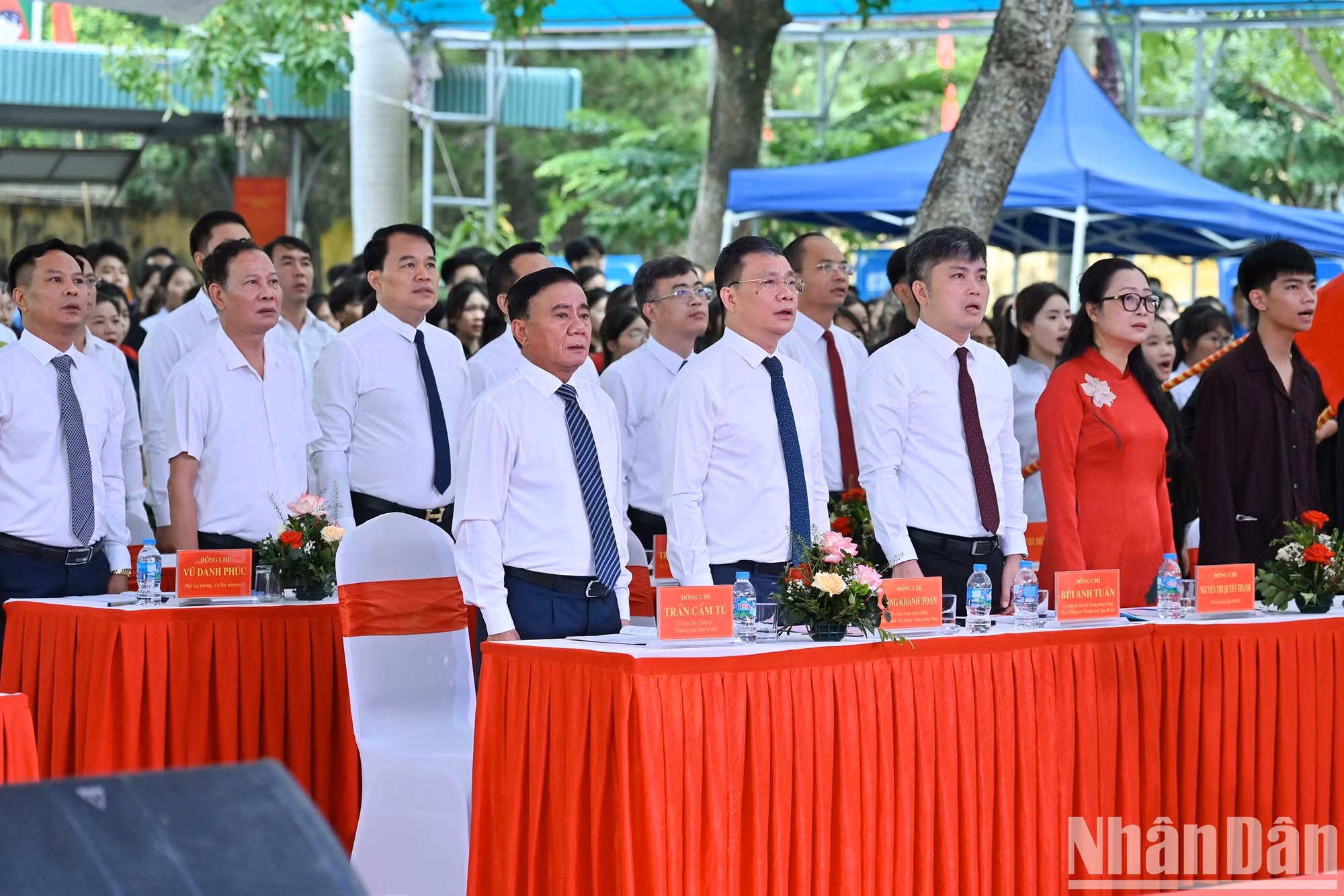 越共中央书记处常务书记陈锦秀和各位代表向国旗致敬。
