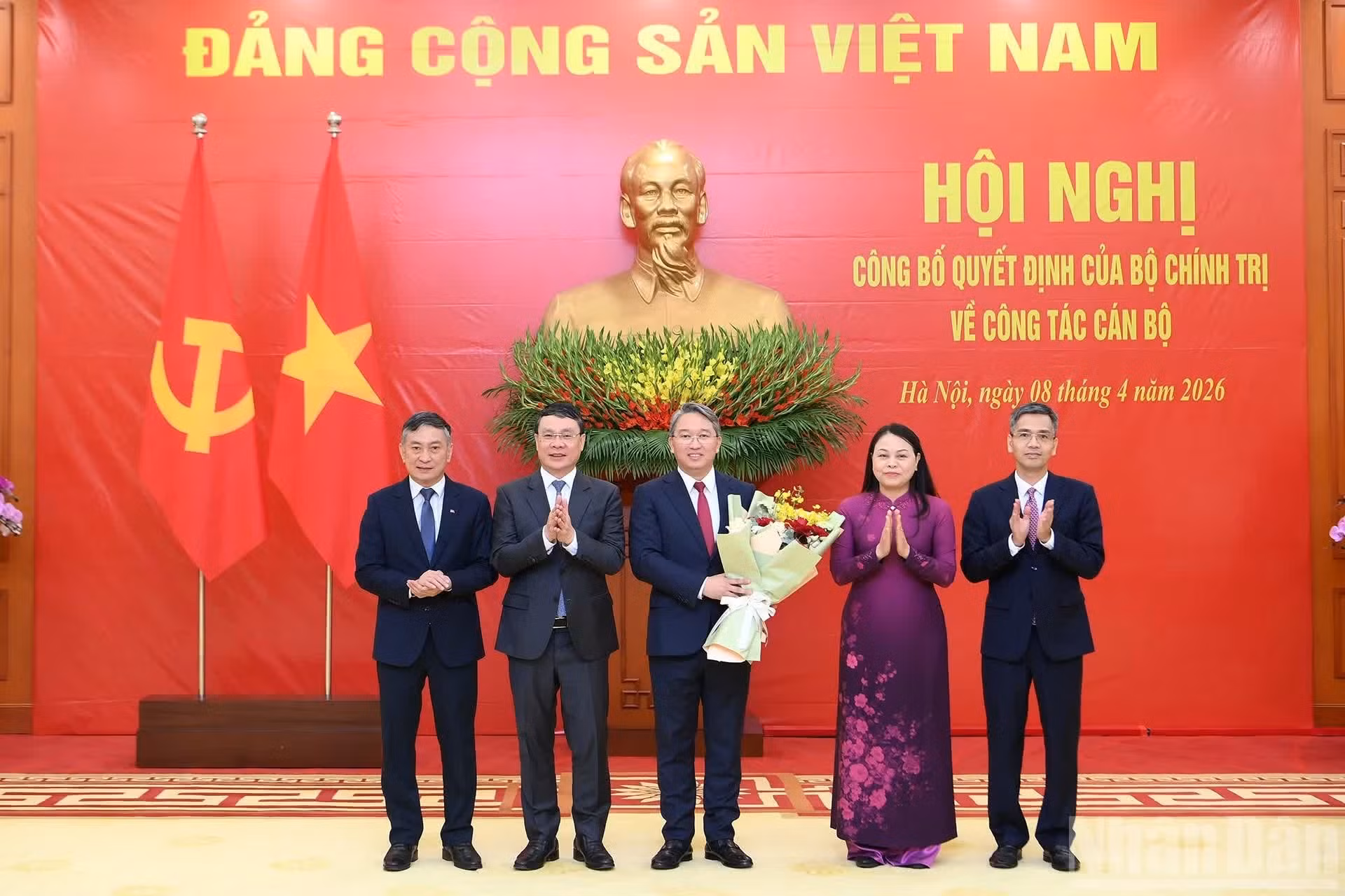 中央办公厅领导人祝贺阮海宁同志。