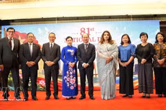 阮孟强大使（正中）与孟加拉国外交部国务秘书沙马·奥贝德·伊斯兰（右四）同东盟各国大使合影。（图片来源：越通社）