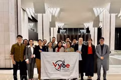 欧洲越南青年企业家协会（VYBE）主席兼欧洲越南创新网络（VINEU）总监陈荷媚（中）与欧洲越南青年企业家协会成员合影。（图片来源：越通社）