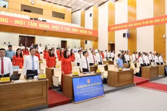 宣光省人民议会代表向国旗敬礼。