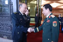 越共中央政治局委员、政府副总理、国防部长潘文江大将会见中共中央军事委员会副主席张升民上将。（图片来源：越通社）