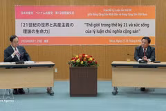 越共中央理论委员会主席阮春胜拜会了日本共产党中央委员会指导委员会主席志位和夫（Shii Kazuo）。（图片来源：越通社）