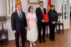 蒙古国驻越南大使冈巴塔尔·胡兰和蒙古国立艺术文化大学代表向导演黎贵阳授予“荣誉教授”称号。（明江 摄）