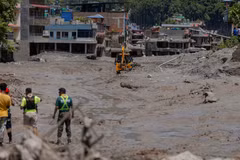 2026年8月27日，尼泊尔努瓦科特地区发生洪水和山体滑坡灾害后，救援人员搜寻遇难者。（图片来源：新华社/越通社）