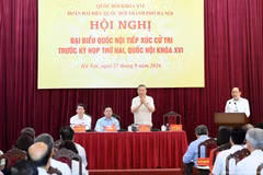 越共中央总书记、国家主席苏林与河内市选民接触。（阮登科 摄）