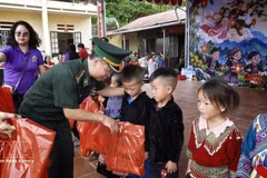 老街省边防部队各单位向西马盖乡道银伞教学点学生赠送节日慰问品。（图片来源：越通社）