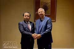 越共中央政治局委员、河内市委书记陈德胜与AFK Systema集团董事长弗拉基米尔·叶夫图申科夫。（图片来源：越通社）