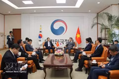 胡志明国家政治学院院长段明训与韩国行政安全部部长尹昊重举行工作会谈。（图片来源：越通社）