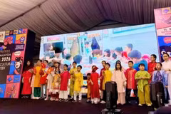 少年儿童在纪念仪式上参加文艺演出。（图片来源：越南驻马来西亚大使馆）