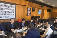 越共中央委员、中央内政部副部长黎鸿光与巴西劳动党领导举行工作会谈。（图片来源：越通社）