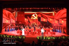 广宁市成立决定公布仪式暨一级劳动勋章授勋仪式的艺术表演节目。（图片来源：越通社）