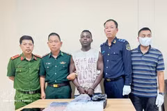 职能部门在胡志明市将Izuchukwu Calistus Odionye当场抓获。（图片来源：越通社）