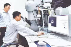 河内理工大学的科研活动。（阮登 摄）