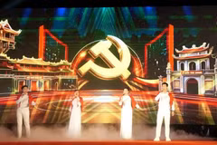 “河内——自1945年历史之秋”艺术晚会是河内市的一项重要活动，属于庆祝八月革命胜利和越南社会主义共和国国庆81周年系列活动之一。（图片来源：世峰 摄）