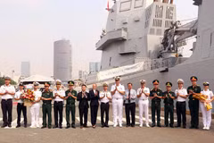 双方代表在欢迎仪式上合影留念。（图片来源：越南人民军队报网）