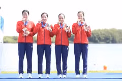 越南队获得赛艇女子四人单桨铜牌。（图片来源：体育文化报）