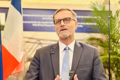 法国驻越南大使奥利维耶·布罗谢接受越通社记者采访。（图片来源：越通社）