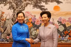 越南妇女联合会主席黎氏水与中华全国妇女联合会主席谭贻琴。（图片来源：越通社）