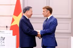 越共中央总书记、国家主席苏林与法国总统埃马纽埃尔·马克龙握手。（图片来源：越通社）