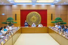 北宁市和林同省国会代表团在第七号组讨论。（图片来源：国会信息门户网站）