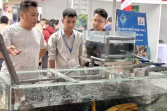 研究团队成员在日本国际协力机构展位介绍循环水养鳗模式及环境传感监测系统。（图片来源：JICA）