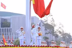 金星红旗在巴亭广场迎着曙光冉冉升起。（松梅 摄）